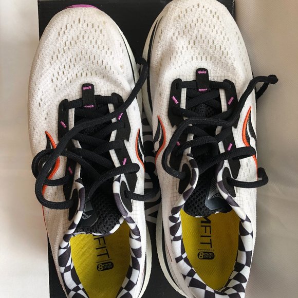 Saucony Triumph 19 Running Shoes, women's size 9, white - Picture 5 of 7